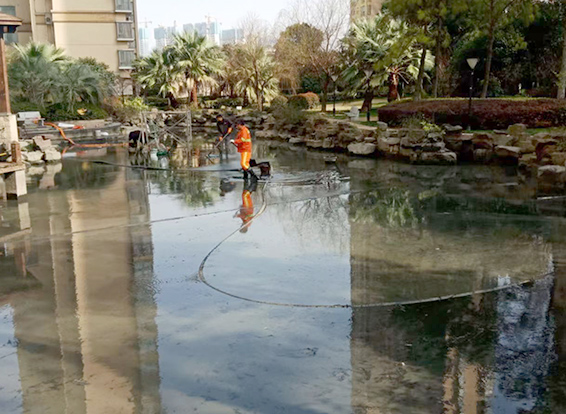 阿勒泰景观池淤泥清理