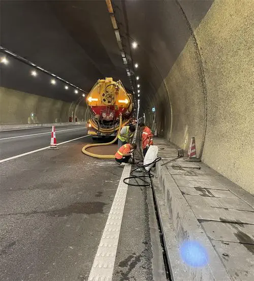 阿勒泰隧道排水渠清淤